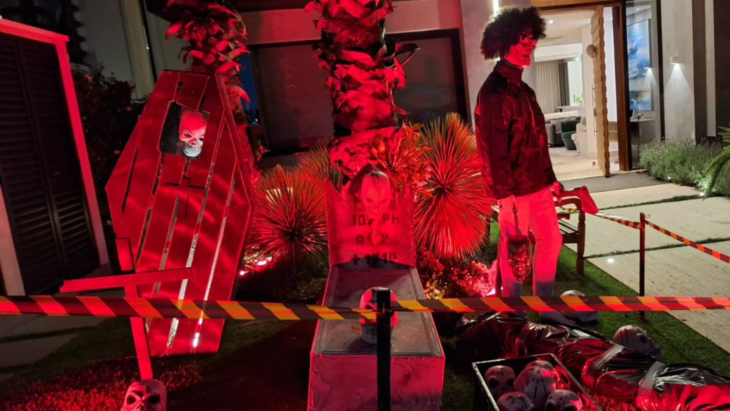 Cenário de Halloween com Caveiras e Túmulo