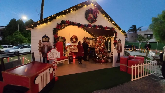Decoração de Natal em Condomínio com Casa do Papai Noel — Cenogrart