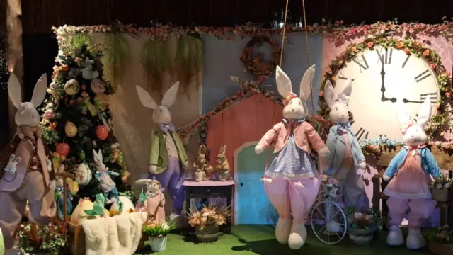 Decoração de Páscoa com família de coelhos